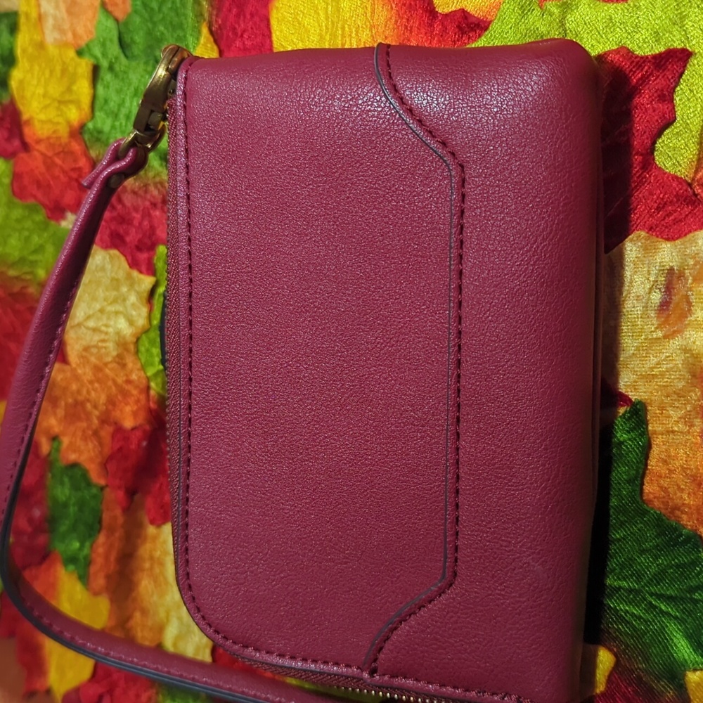 Frye & Co Burgundy Wristlet - Picture 5 of 12